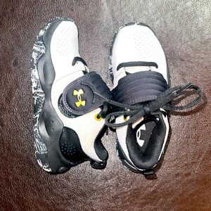 Kids Under Armour sneaker. Size 11K, white and black color. No scratches